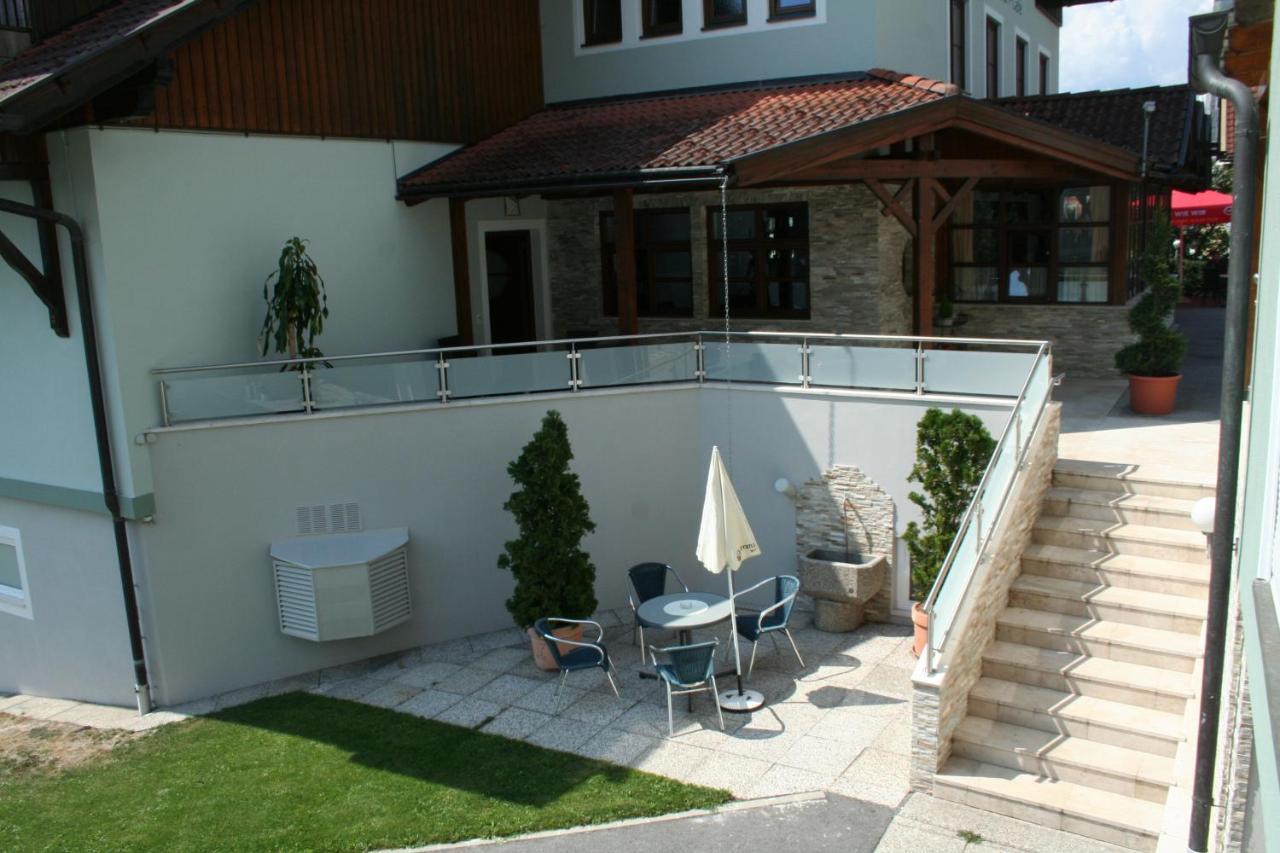 Restaurant - Cafe - Pension Hassler Berg im Drautal Exterior foto